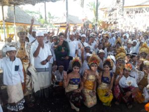 Puluhan Ribu Masyarakat di Karang Asem Bali Menginginkan Jokowi Pimpin Indonesia lagi.