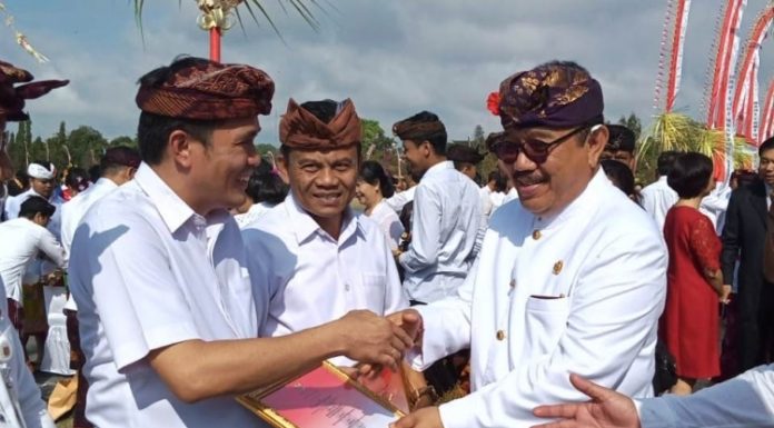 Kepala Bappeda Mentawai, Naslindo Sirait, Terima Penghargaan dari Gubernur Bali