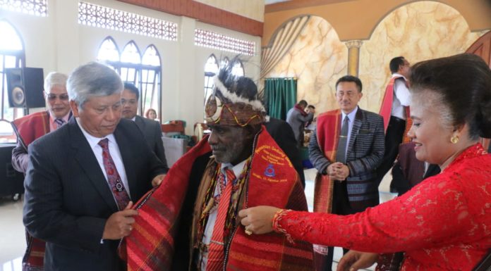 Ephorus HKBP dan Ketua Adat Suku Moi Sorong: Kita Berada Dalam Satu Perahu !