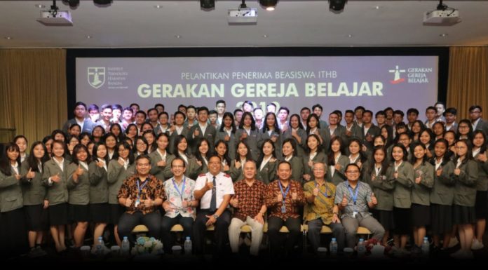 INSTITUT TEKNOLOGI HARAPAN BANGSA (ITHB) MELANTIK 100 MAHASISWA PENERIMA BEASISWA