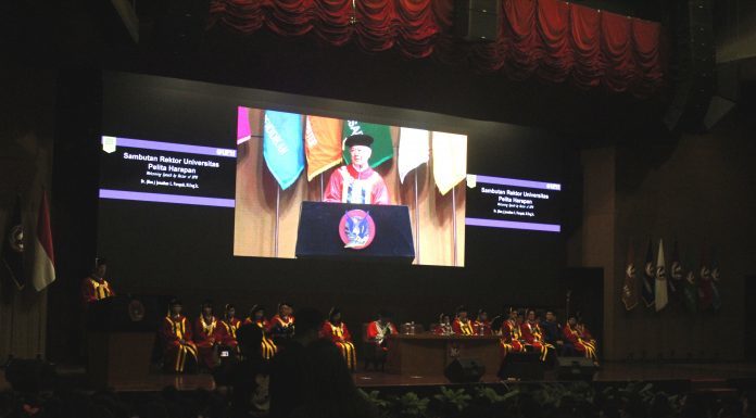 Rektor Melantik Mahasiswa Baru di Acara UPH Festival 2019