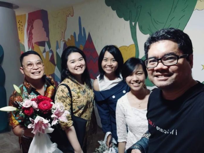 (kanan) Ananda Sukarlan bersama (Kedua - Ketiga dari kanan) Dosen DKV UPH Dan CoM UPH