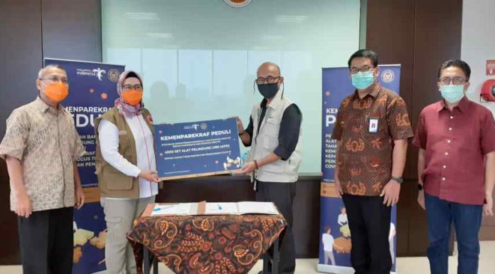 Kemenparekraf Kembali Sumbang APD Penanganan COVID – 19