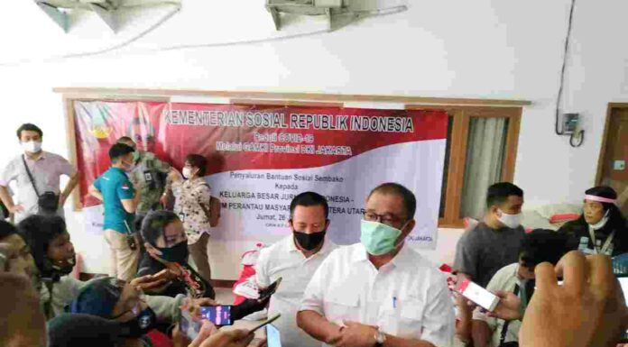 Sekjen Kemensos Bersama DPD GAMKI DKI Jakarta Dan Pemuda Mahasiswa Perantauan Sebar Bansos Bagi Keluarga Wartawan, Para Janda Dan Kaum Disabilitas Jabodetabek