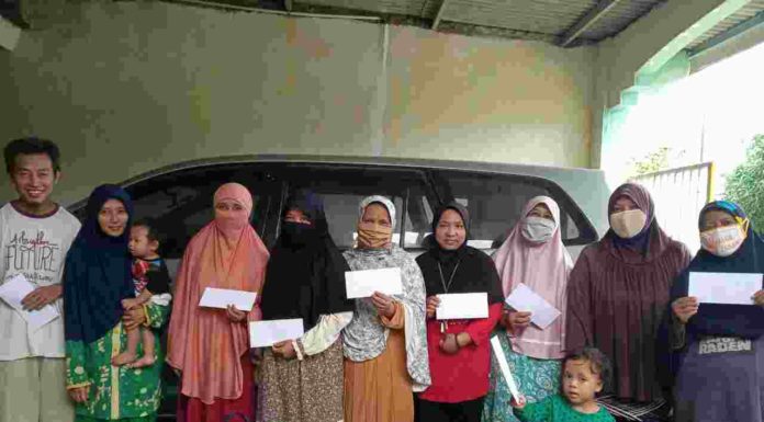 Askrindo Syariah Salurkan Bantuan Paket Sembako dan Uang Tunai Kepada Masyarakat