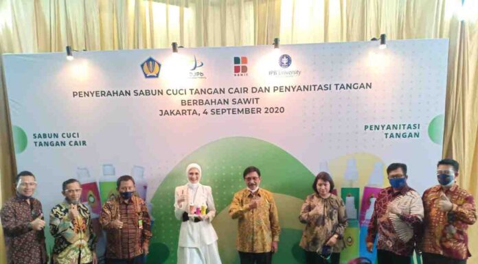 Menekan Penyebaran Covid-19 Melalui Kegiatan Launching dan Penyerahan Hand Sanitizer dan Hand Soap Berbahan Utama Sawit