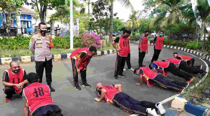 Jaga Kebugaran, Personel Polres Kep Seribu Lakukan Tes Kesamaptaan Jasmani