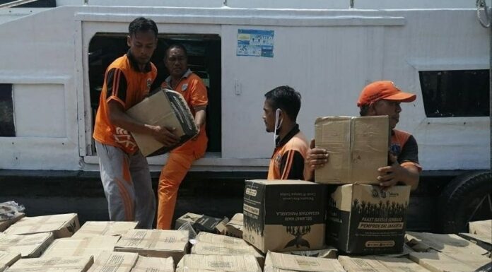 Polsek Kep Seribu Utara Lakukan Pengamanan Distribusi Paket Bansos di Pulau Kelapa