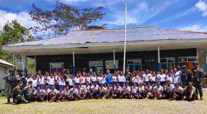 BELAJAR DENGAN GEMBIRA DAN MEMBERI PEMBEKALAN BELA NEGARA, BERSAMA SATGAS YONIF PARA RAIDER 432 KOSTRAD