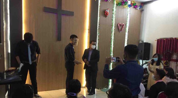 Pdt Beni Manoreh Bersyukur dan Mendoakan Dandy Bakery Turut Berperan di Natal GPDKI Cilincing Jakut.