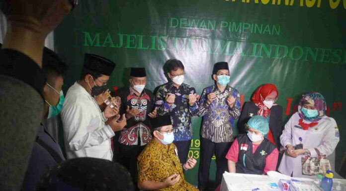 Di Vaksinasi MUI, Menkes Minta Masyarakat Bersabar
