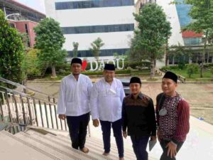 CEO MINA VISION CORP BERSAMA KETUA BIDANG HUKUM DAN ADVOKASI BERSAMA BENDAHARA LDPBNU BERTANDANG KE KEDIAMAN KYAI YUSUF MANSYUR