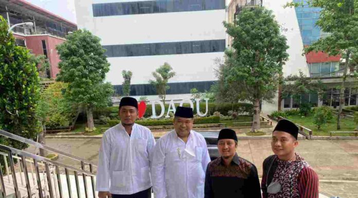 CEO MINA VISION CORP BERSAMA KETUA BIDANG HUKUM DAN ADVOKASI BERSAMA BENDAHARA LDPBNU BERTANDANG KE KEDIAMAN KYAI YUSUF MANSYUR