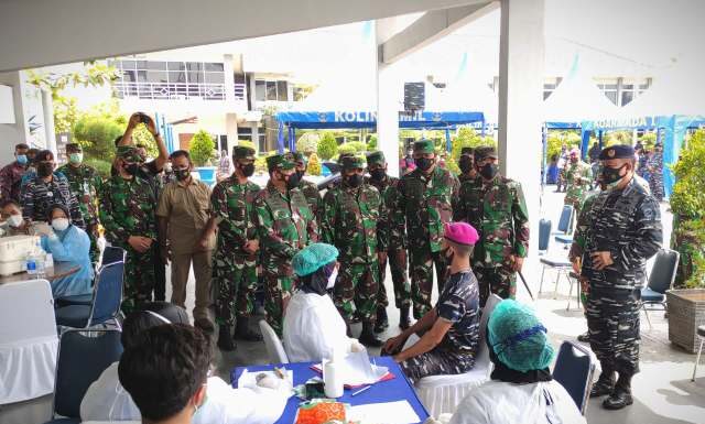 PANGKOARMADA I DAMPINGI PANGLIMA TNI TINJAU SERBUAN VAKSINASI TNI AL