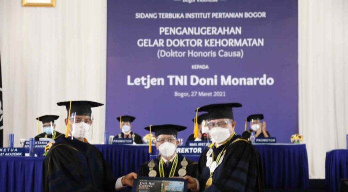 Doni Monardo Dianugerahi Gelar Doktor Kehormatan