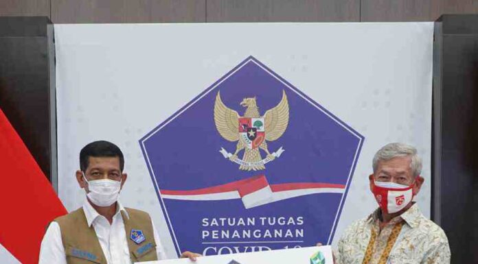 1 Tahun Perjuangan Melawan COVID-19 *Adaro Serahkan Bantuan Senilai Rp 2,75 Miliar untuk Operasional Ambulans Satgas COVID-19*