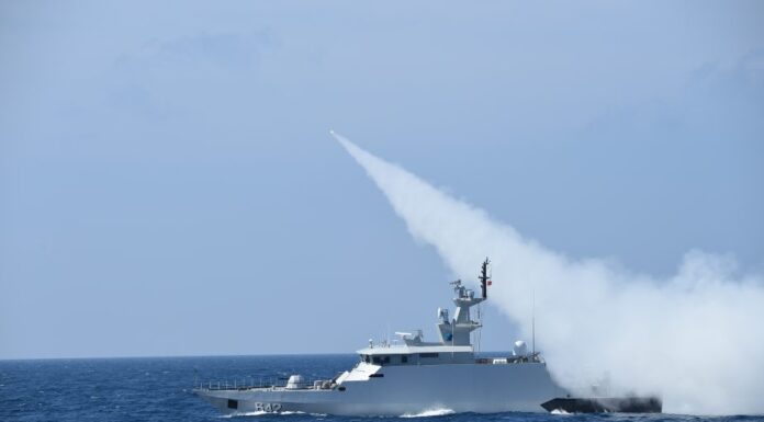 KRI Clurit-641 dan KRI Kujang-642 Sukses Tembakan Rudal C-705