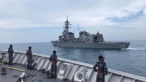 KRI BUNG TOMO-357 MELAKSANAKAN LATIHAN DENGAN KAPAL PERANG JEPANG.