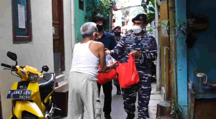 LANTAMAL III BERBAGI TA’JIL UNTUK WARGA SEKITAR SECARA DOOR TO DOOR