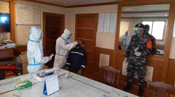 POS TNI AL MUNTOK LANAL BABEL LAKSANAKAN PENGAWASAN TEST SWAB DI KAPAL YANG DI KARANTINA AKIBAT COVID-19