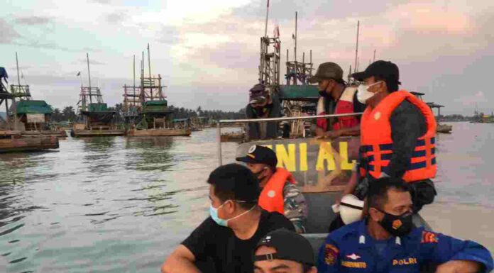 POSMAT TNI AL TOBOALI BANGKA BELITUNG HENTIKAN PENAMBANGAN ILEGAL