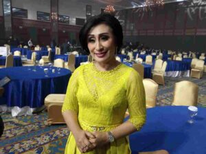 Desainer Terkenal Lina Damanik Kembali Toreh Prestasi Menjadi Pemenang Favorit Lomba Desain Toga Peradi Bernuansa Etnik