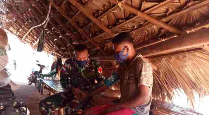 Satgas Pamtas Yonarmed 6/3 Kostrad Door To Door Beri Layanan Kesehatan dan Edukasi Warga Patuhi Prokes