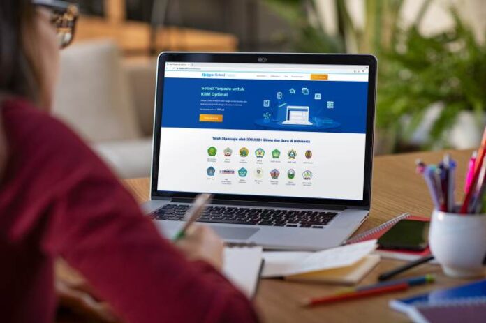 studying-with-video-online-lesson-home