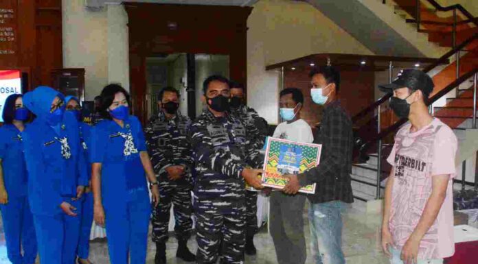 PERINGATI HUT KE-76 TNI AL, PUSHIDROS TNI AL GELAR DONOR DARAH DAN SERBUAN VAKSINASI COVID-19
