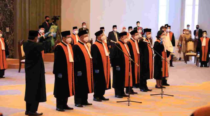 KETUA MAHKAMAH AGUNG MELANTIK DAN MENGAMBIL SUMPAH 7 HAKIM AGUNG BARU