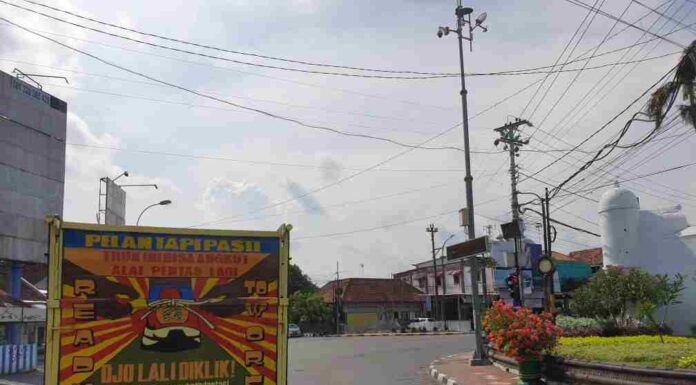 Penampakan Tulisan Bak Belakang Truk “Pelan Tapi Pasti, Truk Ini Siap Angkut Alat Pentas Lagi” Berseliweran di Yogyakarta
