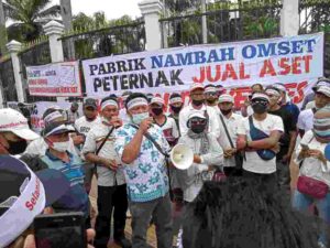RATUSAN ANGGOTA PAGUYUBAN PETERNAK RAKYAT NUSANTARA DEMO DI DEPAN DPR RI