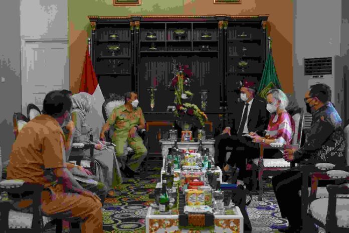 Foto 1 Dubes EU disambut Gubernur Provinsi Riau