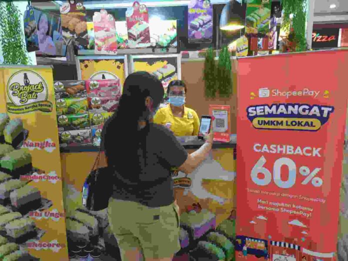 Foto 1 - Seorang Pengunjung Sedang Melakukan Transaksi Menggunakan ShopeePay di Sentra Kuliner Tiara Dewata