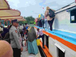 Polsek Kepulauan Seribu Utara Pastikan Keselamatan Penumpang dengan Giat Pengamanan di Dermaga Pulau Kelapa
