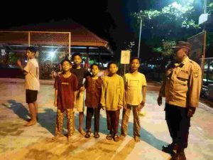 Polres Kepulauan Seribu Utara Patroli Malam Himbau Remaja Pulau Kelapa Agar Tidak Nongkrong Hingga Larut Malam
