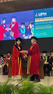 Dikukuhkan Menjadi Guru Besar Bidang Pulmonologi dan Kedokteran Respirasi UPH, Prof. Allen Widysanto Ajak Masyarakat Menghentikan Penggunaan Rokok pada Remaja