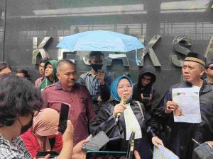 BELASAN OKNUM JATANRAS POLDA METRO JAYA MEMBANGKANG PERINTAH KAPOLRI, KEPUNG KANTOR KUASA HUKUM IKE FARIDA (LAGI-LAGI POLISI KRIMINALISASI ADVOKAT)