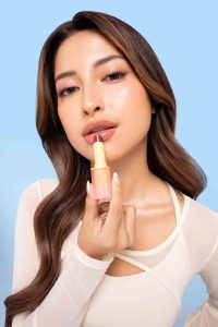 Azarine X Jennifer Coppen Resmi Luncurkan Glowkiss Sunscreen Lip Balm SPF 35 PA+++ : 3 in 1 Lip Balm Andalan untuk Bibir Sehat & Glowing!
